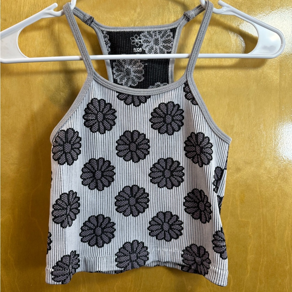 Lot of 7 Comfort Tanks